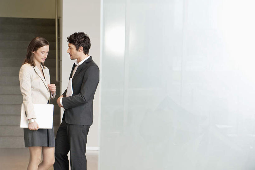 西方人,两个人,伙伴,朋友,商务人士,商务男性,商务女性,站,说,横图,室内,白天,侧面,衬衫,讨论,友谊,合作,团队,电脑,显示器,鼠标,键盘,窗户,落地窗,欧洲,欧洲人,握,套装,网络,材料,档案,文件,纸,墙,拿,拿着,注视,输入设备,通讯设备,玻璃窗,墙壁,墙面,白色,手稿,资料,观察,看,站着,台式电脑,战略,握着,观看,证明,察看,关注,文档,通信设备,商务装,工薪阶层,输出设备,联合,合谋,交流,配合,协作,男人,男性,年轻男性,年轻女性,女人,女性,白种人,白领,上班族,沟通,讲话,交谈,商讨,说话,谈话,站立,半身,彩图,衬衣