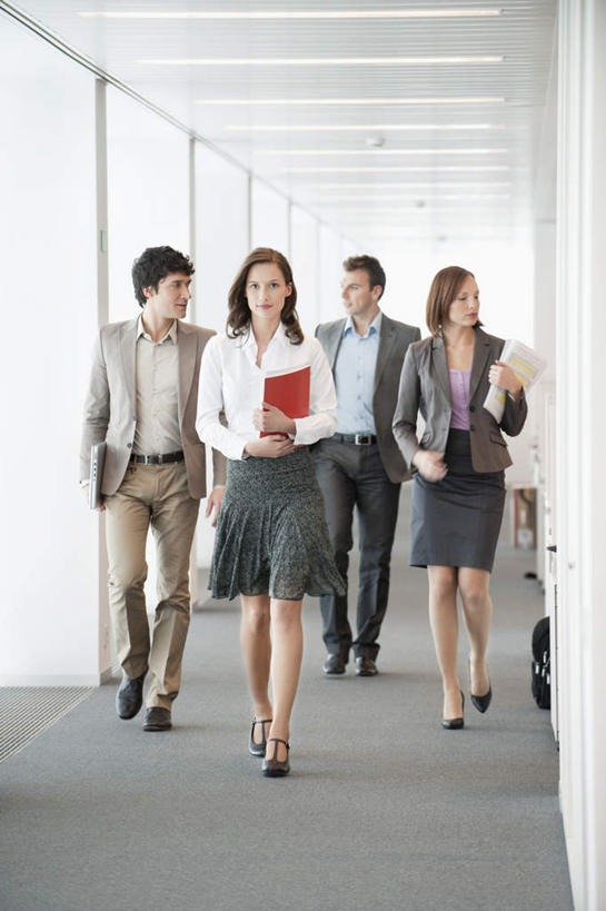 西方人,四个人,伙伴,朋友,商务人士,商务男性,商务女性,走,竖图,室内,白天,正面,衬衫,友谊,合作,团队,欧洲,欧洲人,套装,材料,档案,文件,纸,墙,走道,走廊,过道,注视,墙壁,墙面,白色,手稿,资料,观察,看,战略,观看,证明,察看,关注,文档,商务装,工薪阶层,联合,合谋,配合,协作,男人,男性,年轻男性,年轻女性,女人,女性,白种人,白领,上班族,步行,散步,走路,彩图,全身,衬衣