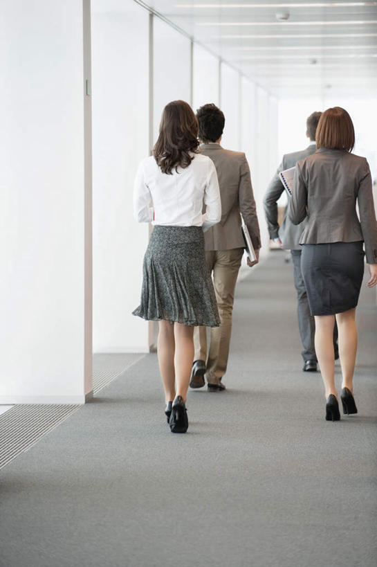 西方人,四个人,伙伴,朋友,商务人士,商务男性,商务女性,走,竖图,室内,白天,衬衫,友谊,合作,团队,欧洲,欧洲人,套装,墙,走道,走廊,过道,墙壁,墙面,背面,白色,战略,商务装,工薪阶层,联合,合谋,配合,协作,男人,男性,年轻男性,年轻女性,女人,女性,白种人,白领,上班族,步行,散步,走路,彩图,全身,衬衣