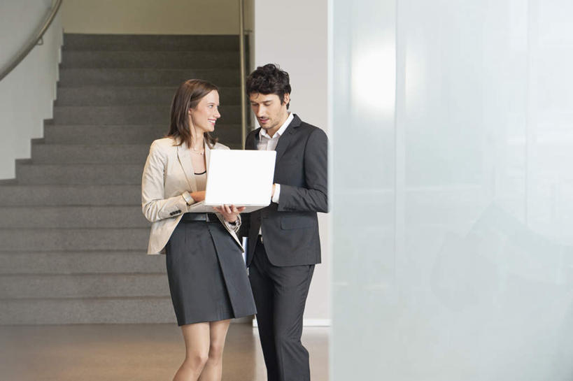 西方人,两个人,伙伴,朋友,商务人士,商务男性,商务女性,栏杆,站,捧,横图,室内,白天,正面,衬衫,友谊,合作,团队,电脑,笔记本电脑,地板,楼梯,欧洲,欧洲人,套装,网络,扶手,阶梯,墙,地面,注视,通讯设备,护栏,木地板,墙壁,墙面,台阶,白色,观察,看,站着,战略,观看,察看,无线,关注,通信设备,商务装,无线网络,无线上网,便携式电脑,工薪阶层,联合,合谋,配合,协作,手提电脑,男人,男性,年轻男性,年轻女性,女人,女性,白种人,白领,上班族,端,端着,捧着,手捧,站立,半身,彩图,衬衣