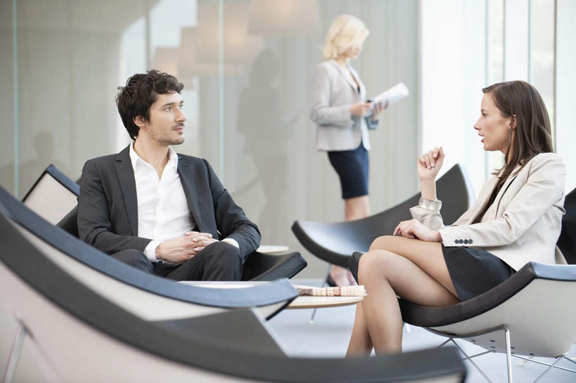 西方人,三个人,伙伴,朋友,商务人士,商务男性,商务女性,站,坐,横图,室内,白天,正面,衬衫,友谊,合作,团队,窗户,落地窗,椅子,欧洲,欧洲人,握,套装,材料,档案,文件,纸,塑料,二郎腿,拿,拿着,扭头,注视,玻璃窗,手稿,塑料制品,资料,观察,看,站着,转头,战略,握着,观看,证明,察看,关注,文档,商务装,工薪阶层,联合,合谋,配合,协作,男人,男性,年轻男性,年轻女性,女人,女性,白种人,白领,上班族,站立,坐着,半身,彩图,衬衣