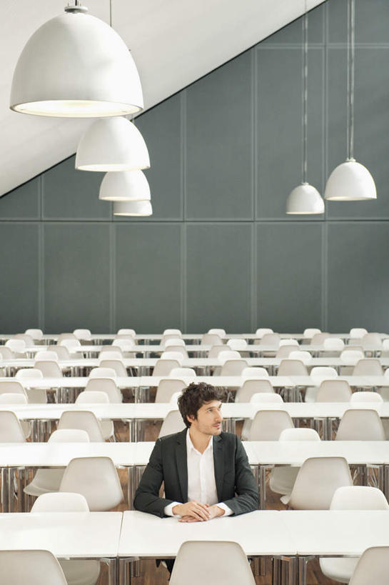 西方人,一个人,商务人士,商务男性,坐,竖图,室内,白天,正面,衬衫,餐桌,桌子,椅子,照明,欧洲,欧洲人,仅一个男性,仅一个人,握,套装,塑料,灯光,扭头,注视,吊灯,灯,排列,仅一个年轻男性,塑料制品,灯具,观察,看,转头,握着,餐台,观看,照亮,察看,照明设备,关注,商务装,工薪阶层,摆列,男人,男性,年轻男性,白种人,白领,上班族,坐着,半身,彩图,衬衣,布列,分列