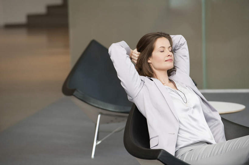 西方人,一个人,商务人士,商务女性,坐,闭眼,横图,室内,白天,正面,餐桌,窗户,落地窗,桌子,椅子,欧洲,欧洲人,仅一个女性,仅一个人,抱头,套装,塑料,玻璃窗,塑料制品,仅一个中年女性,餐台,双手抱头,商务装,工薪阶层,捧首,捧头,女人,女性,中年女性,白种人,白领,上班族,闭眼睛,闭着眼,闭着眼睛,坐着,半身,彩图