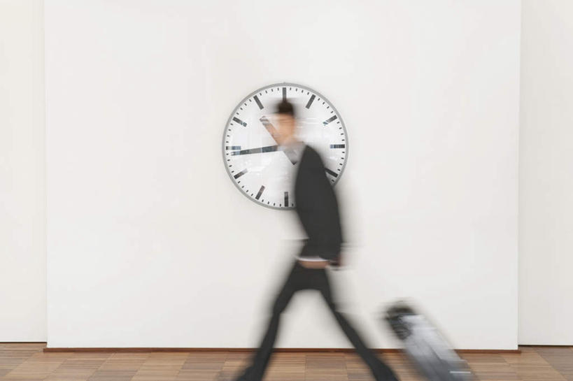 西方人,一个人,商务人士,商务男性,走,横图,室内,白天,侧面,衬衫,欧洲,欧洲人,仅一个男性,仅一个人,仅一个中年男性,握,套装,朦胧,模糊,时间,拉杆箱,旅行箱,时钟,墙,拿,计时,拿着,墙壁,墙面,行李箱,箱子,挂钟,钟表,表,握着,出差,商务装,工薪阶层,男人,男性,中年男性,白种人,白领,上班族,钟,步行,散步,走路,半身,彩图,衬衣,旅行