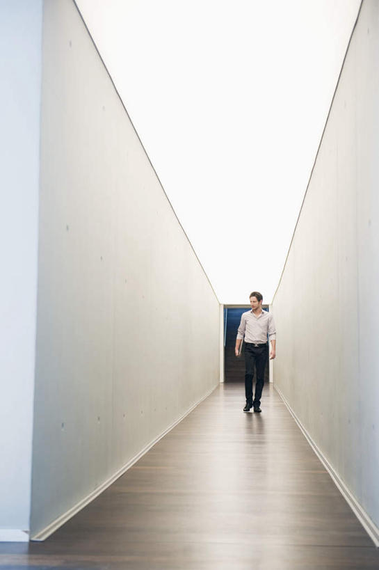 西方人,一个人,商务人士,商务男性,办公室,走,竖图,室内,白天,正面,衬衫,欧洲,欧洲人,仅一个男性,仅一个人,套装,墙,走道,走廊,过道,注视,墙壁,墙面,仅一个年轻男性,观察,看,观看,察看,关注,商务装,工薪阶层,男人,男性,年轻男性,白种人,白领,上班族,步行,散步,走路,彩图,全身,衬衣