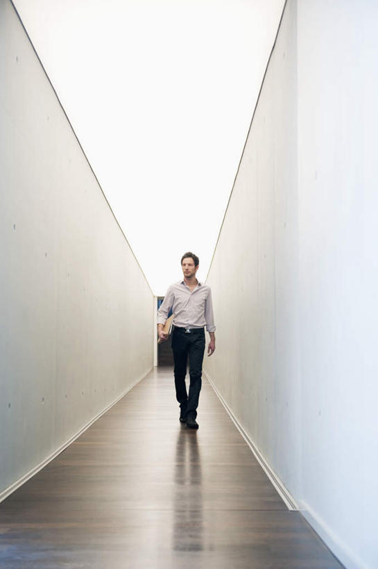 西方人,一个人,商务人士,商务男性,办公室,走,竖图,室内,白天,正面,衬衫,欧洲,欧洲人,仅一个男性,仅一个人,套装,墙,走道,走廊,过道,注视,墙壁,墙面,仅一个年轻男性,观察,看,观看,察看,关注,商务装,工薪阶层,男人,男性,年轻男性,白种人,白领,上班族,步行,散步,走路,彩图,全身,衬衣