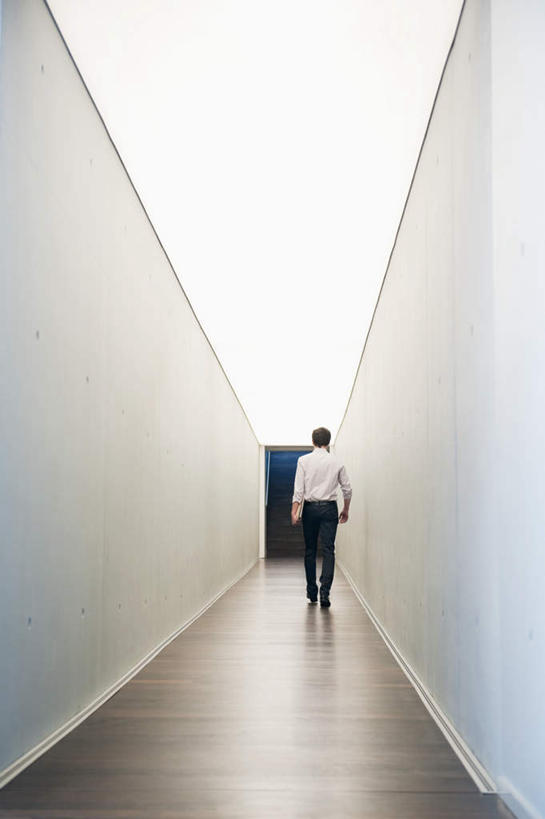 西方人,一个人,商务人士,商务男性,办公室,走,竖图,室内,白天,衬衫,欧洲,欧洲人,仅一个男性,仅一个人,套装,墙,走道,走廊,过道,墙壁,墙面,仅一个年轻男性,背面,商务装,工薪阶层,男人,男性,年轻男性,白种人,白领,上班族,步行,散步,走路,彩图,全身,衬衣