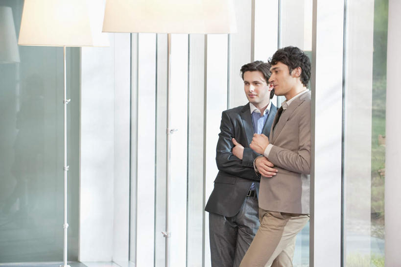 西方人,两个人,同事,商务人士,商务男性,站,说,双手交叉,横图,室内,白天,正面,衬衫,讨论,成功,合作,团队,集体,信心,窗户,台灯,照明,欧洲,欧洲人,套装,墙,灯光,领带,注视,队伍,玻璃窗,墙壁,墙面,灯,灯具,观察,看,站着,观看,照亮,察看,领导,双手抱胸,象征,庄重,照明设备,成就,关注,商务装,身份,合伙,领袖,工薪阶层,正式,地位,交流,男人,男性,中年男性,白种人,白领,上班族,沟通,讲话,交谈,商讨,说话,谈话,站立,半身,彩图,衬衣