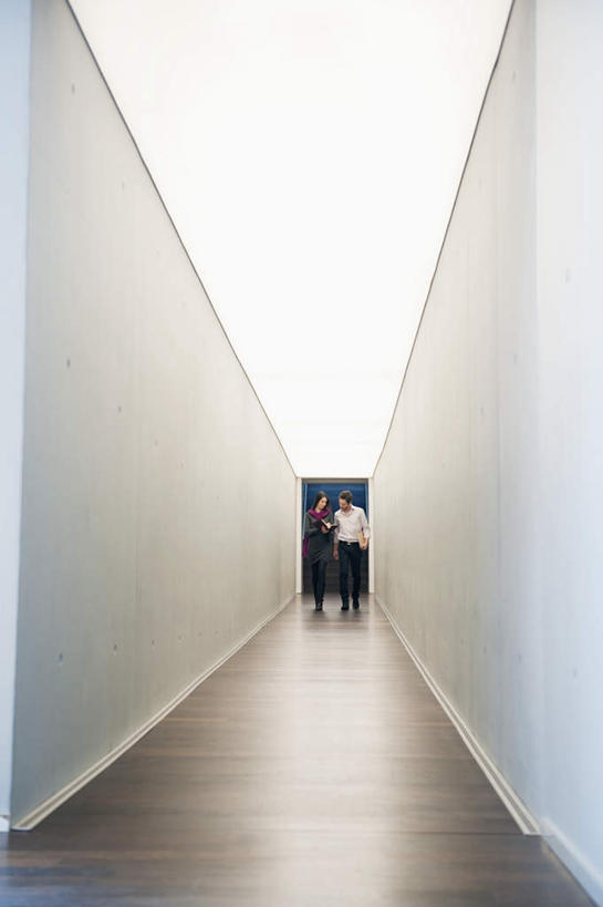 西方人,两个人,同事,商务人士,商务男性,商务女性,办公室,走,竖图,室内,白天,正面,衬衫,成功,合作,团队,集体,信心,欧洲,欧洲人,套装,墙,走道,走廊,过道,注视,队伍,墙壁,墙面,观察,看,观看,察看,领导,成就,关注,商务装,合伙,领袖,工薪阶层,男人,男性,年轻男性,年轻女性,女人,女性,白种人,白领,上班族,步行,散步,走路,彩图,全身,衬衣