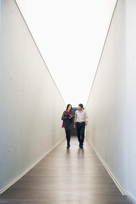 西方人,两个人,同事,商务人士,商务男性,商务女性,办公室,走,竖图,室内,白天,正面,衬衫,成功,合作,团队,集体,信心,欧洲,欧洲人,握,套装,材料,档案,文件,纸,墙,走道,走廊,过道,拿,拿着,注视,队伍,墙壁,墙面,手稿,资料,观察,看,握着,观看,证明,察看,领导,成就,关注,文档,商务装,合伙,领袖,工薪阶层,男人,男性,年轻男性,年轻女性,女人,女性,白种人,白领,上班族,步行,散步,走路,彩图,全身,衬衣