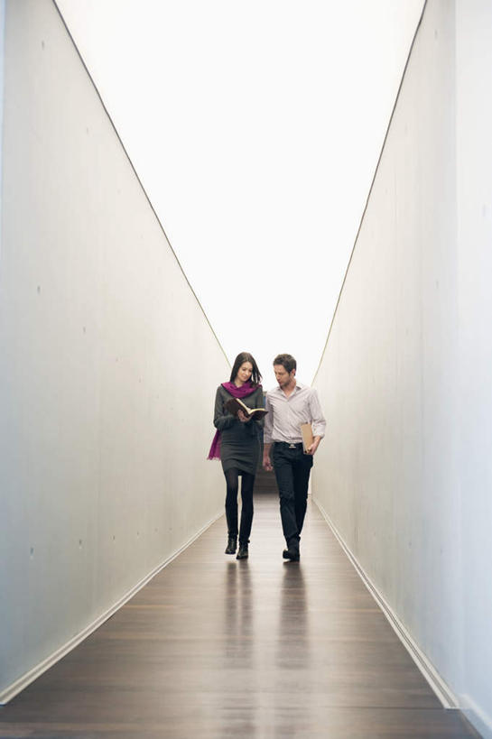 西方人,两个人,同事,商务人士,商务男性,商务女性,办公室,走,竖图,室内,白天,正面,衬衫,成功,合作,团队,集体,信心,欧洲,欧洲人,握,套装,材料,档案,文件,纸,墙,走道,走廊,过道,拿,拿着,注视,队伍,墙壁,墙面,手稿,资料,观察,看,握着,观看,证明,察看,领导,成就,关注,文档,商务装,合伙,领袖,工薪阶层,男人,男性,年轻男性,年轻女性,女人,女性,白种人,白领,上班族,步行,散步,走路,彩图,全身,衬衣