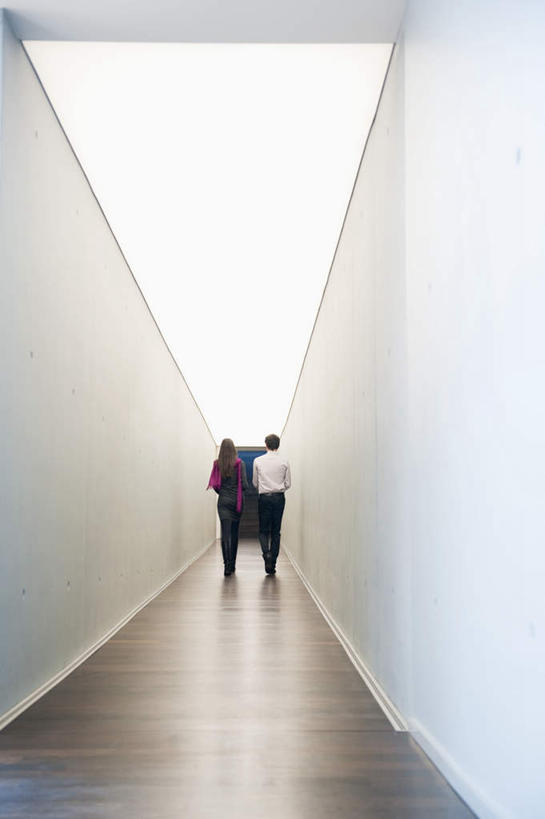 西方人,两个人,同事,商务人士,商务男性,商务女性,办公室,走,竖图,室内,白天,衬衫,成功,合作,团队,集体,信心,欧洲,欧洲人,套装,墙,走道,走廊,过道,队伍,墙壁,墙面,背面,领导,成就,商务装,合伙,领袖,工薪阶层,男人,男性,年轻男性,年轻女性,女人,女性,白种人,白领,上班族,步行,散步,走路,彩图,全身,衬衣