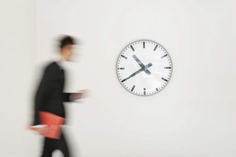 西方人,一个人,商务人士,商务男性,走,横图,室内,白天,侧面,衬衫,欧洲,欧洲人,仅一个男性,仅一个人,仅一个中年男性,握,套装,朦胧,模糊,时间,材料,档案,时钟,文件,纸,墙,拿,计时,拿着,墙壁,墙面,手稿,资料,挂钟,钟表,表,握着,证明,文档,商务装,工薪阶层,男人,男性,中年男性,白种人,白领,上班族,钟,步行,散步,走路,半身,彩图,衬衣