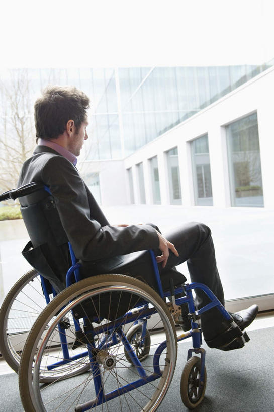 西方人,一个人,商务人士,病人,商务男性,坐,竖图,室内,白天,侧面,衬衫,窗户,欧洲,欧洲人,仅一个男性,仅一个人,一辆,套装,工具,墙,注视,玻璃窗,墙壁,墙面,仅一个年轻男性,轮椅,复健,观察,看,康复,器械,观看,察看,医疗设备,关注,病患,医疗器械,商务装,残疾,残疾人,医疗工具,工薪阶层,伤残,辅助设备,残障,弱势群体,男人,男性,年轻男性,白种人,白领,患者,就医者,上班族,坐着,彩图,全身,衬衣