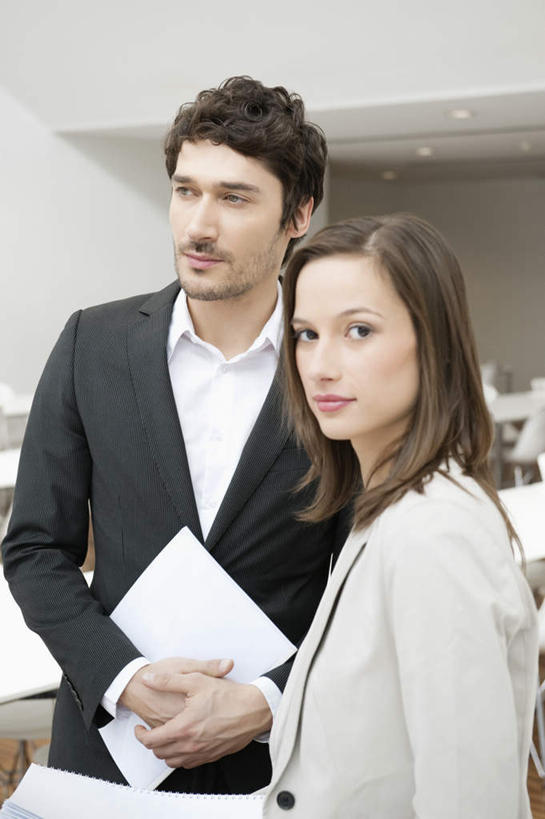 西方人,两个人,同事,商务人士,商务男性,商务女性,办公室,站,竖图,室内,白天,正面,衬衫,成功,合作,团队,集体,信心,欧洲,欧洲人,握,套装,材料,档案,文件,纸,拿,拿着,注视,队伍,手稿,资料,观察,看,站着,握着,观看,证明,察看,领导,成就,关注,文档,商务装,合伙,领袖,工薪阶层,男人,男性,年轻男性,年轻女性,女人,女性,白种人,白领,上班族,站立,半身,彩图,衬衣