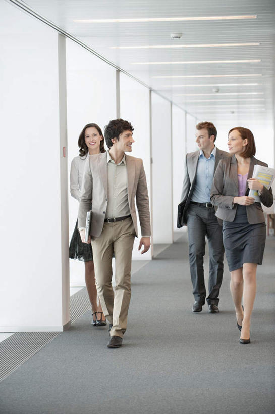 西方人,四个人,同事,商务人士,商务男性,商务女性,走,说,竖图,室内,白天,正面,衬衫,讨论,成功,合作,团队,集体,信心,窗户,欧洲,欧洲人,握,套装,材料,档案,文件,纸,墙,走道,走廊,过道,拿,拿着,注视,队伍,玻璃窗,墙壁,墙面,手稿,资料,观察,看,握着,观看,证明,察看,领导,成就,关注,文档,商务装,合伙,领袖,工薪阶层,交流,男人,男性,年轻男性,年轻女性,女人,女性,中年男性,白种人,白领,上班族,步行,沟通,讲话,交谈,散步,商讨,说话,谈话,走路,彩图,全身,衬衣