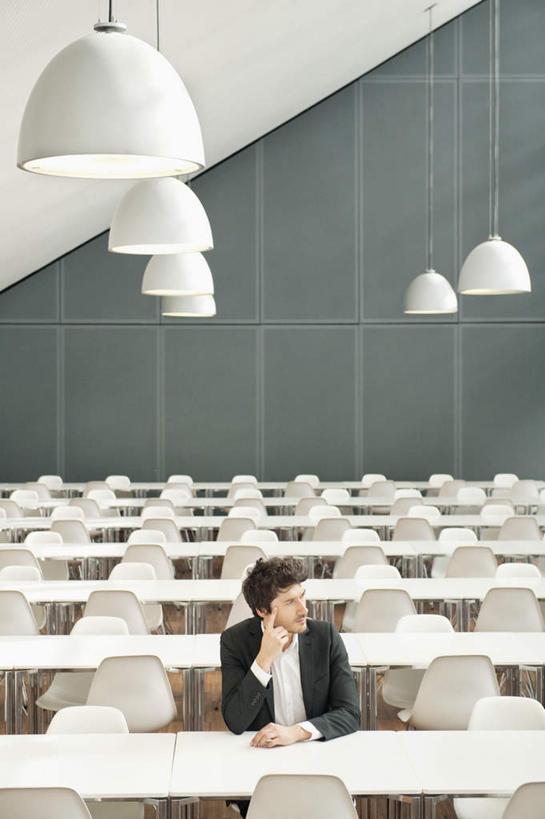 西方人,一个人,商务人士,商务男性,办公室,坐,竖图,室内,白天,正面,衬衫,家具,桌子,椅子,照明,欧洲,欧洲人,仅一个男性,仅一个人,仅一个中年男性,一排,撑,套装,整齐,并列,并排,办公桌,灯光,托腮,注视,吊灯,灯,排列,会议椅,灯具,观察,看,托,观看,办公椅,照亮,察看,照明设备,队列,关注,托下巴,商务装,平行,工薪阶层,办公家具,商务椅,培训椅,男人,男性,中年男性,白种人,白领,上班族,坐着,半身,彩图,衬衣