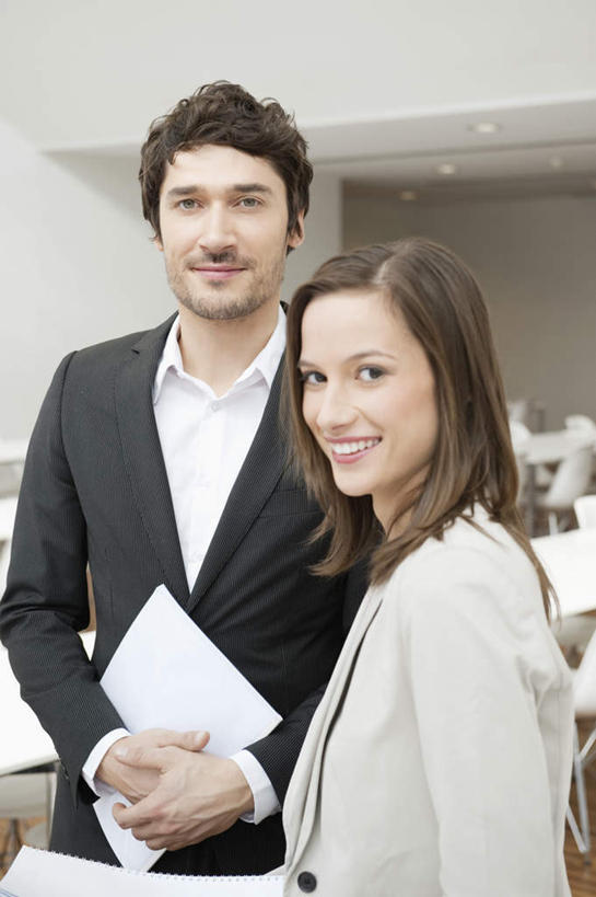 西方人,两个人,同事,商务人士,商务男性,商务女性,办公室,站,笑,微笑,露齿笑,竖图,室内,白天,正面,衬衫,成功,合作,团队,集体,信心,欧洲,欧洲人,握,套装,材料,档案,文件,纸,拿,拿着,注视,队伍,手稿,资料,观察,看,站着,握着,观看,证明,察看,领导,成就,关注,文档,商务装,合伙,领袖,工薪阶层,男人,男性,年轻男性,年轻女性,女人,女性,白种人,白领,上班族,站立,半身,彩图,衬衣