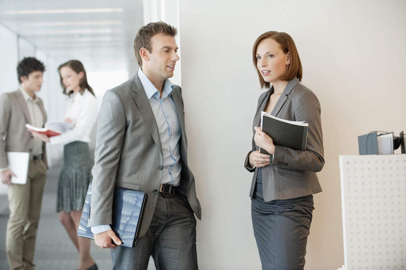 西方人,四个人,同事,商务人士,商务男性,商务女性,办公室,站,走,说,横图,室内,白天,正面,衬衫,讨论,成功,合作,团队,集体,信心,欧洲,欧洲人,握,套装,材料,档案,文件,纸,墙,拿,拿着,注视,队伍,墙壁,墙面,手稿,资料,观察,看,站着,握着,观看,证明,察看,领导,成就,关注,文档,商务装,合伙,领袖,工薪阶层,交流,男人,男性,年轻男性,年轻女性,女人,女性,白种人,白领,上班族,步行,沟通,讲话,交谈,散步,商讨,说话,谈话,站立,走路,半身,彩图,衬衣