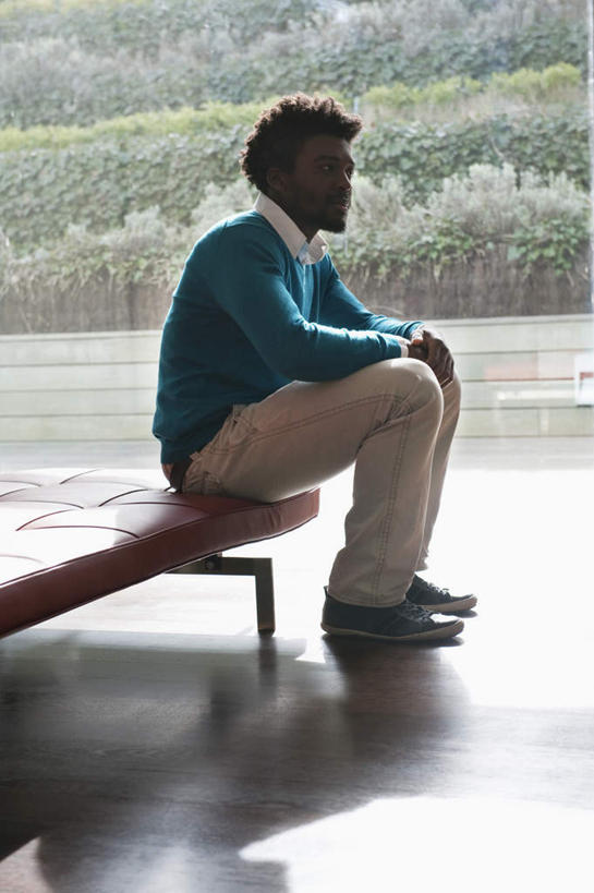 西方人,一个人,商务人士,商务男性,坐,竖图,室内,白天,侧面,衬衫,植物,窗户,椅子,欧洲,非洲,黑人,欧洲人,仅一个男性,仅一个人,套装,服装,木椅,墙,扭头,注视,休闲装,玻璃窗,墙壁,墙面,树,树木,仅一个年轻男性,衣服,蓝色,绿色,自然,观察,看,转头,休闲,休闲服,服饰,生长,成长,观看,察看,关注,商务装,工薪阶层,男人,男性,年轻男性,非洲人,白领,上班族,坐着,彩图,全身,衬衣