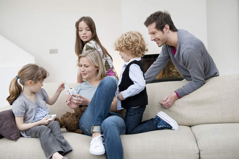 西方人,儿童,家庭,夫妻,母亲,父亲,女儿,儿子,客厅,坐,笑,微笑,露齿笑,横图,室内,白天,正面,爱情,游戏,纯洁,沙发,熊,玩具,欧洲,欧洲人,五个人,握,服装,玩偶,墙,泰迪熊,许多人,浪漫,拿,玩,拿着,注视,休闲装,娱乐,墙壁,墙面,小孩,衣服,玩具熊,观察,看,一群人,休闲,温暖,温馨,父女,父子,母女,母子,一家人,休闲服,恩爱,父爱,可爱,母爱,童年,童趣,益智,握着,恋人,服饰,毛绒玩具,观看,安慰,和睦,察看,起居室,发泄,关注,消遣,布艺沙发,童真,烂漫,无邪,宣泄,罗斯福熊,客堂,天真,男孩,男人,男性,年轻男性,年轻女性,女孩,女人,女性,白种人,孩子,年轻人,夫妇,情侣,玩耍,嬉戏,坐着,半身,彩图,伴侣,融洽,男生,女生