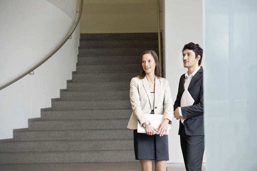 西方人,两个人,同事,商务人士,商务男性,商务女性,栏杆,站,横图,室内,白天,正面,衬衫,成功,合作,团队,集体,信心,楼梯,欧洲,欧洲人,握,套装,材料,档案,扶手,文件,纸,阶梯,墙,拿,拿着,注视,队伍,护栏,墙壁,墙面,台阶,手稿,资料,观察,看,站着,握着,观看,证明,察看,领导,成就,关注,文档,商务装,合伙,领袖,工薪阶层,男人,男性,年轻男性,年轻女性,女人,女性,白种人,白领,上班族,站立,半身,彩图,衬衣