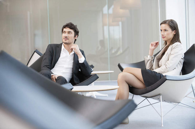 西方人,两个人,同事,商务人士,商务男性,商务女性,办公室,坐,横图,室内,白天,正面,衬衫,成功,合作,团队,集体,信心,椅子,欧洲,欧洲人,撑,套装,墙,托腮,注视,队伍,墙壁,墙面,会议椅,观察,看,托,观看,办公椅,察看,领导,成就,关注,托下巴,商务装,合伙,领袖,工薪阶层,商务椅,培训椅,男人,男性,年轻男性,年轻女性,女人,女性,白种人,白领,上班族,坐着,半身,彩图,衬衣