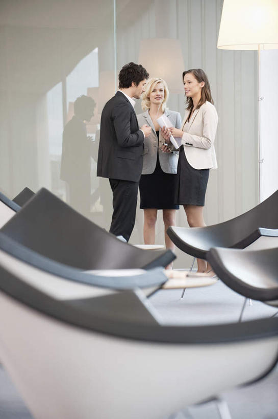 西方人,三个人,同事,商务人士,商务男性,商务女性,办公室,站,说,竖图,室内,白天,正面,衬衫,讨论,成功,合作,团队,集体,信心,椅子,欧洲,欧洲人,握,套装,材料,档案,文件,纸,墙,拿,拿着,注视,手叉腰,队伍,墙壁,墙面,会议椅,手稿,资料,叉腰,观察,看,站着,握着,观看,办公椅,证明,察看,领导,成就,关注,文档,商务装,合伙,领袖,工薪阶层,商务椅,培训椅,交流,男人,男性,年轻男性,年轻女性,女人,女性,白种人,白领,上班族,沟通,讲话,交谈,商讨,说话,谈话,站立,彩图,全身,衬衣