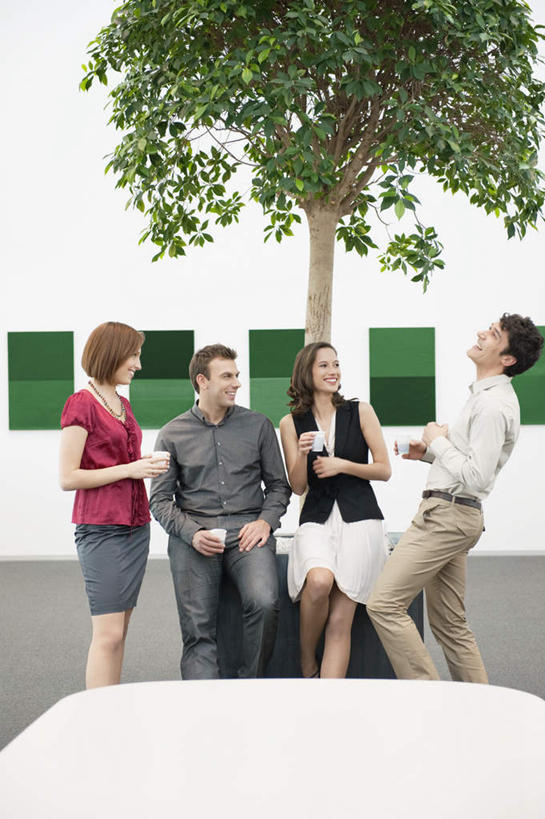 西方人,四个人,同事,商务人士,商务男性,商务女性,站,说,竖图,室内,白天,正面,衬衫,讨论,成功,合作,团队,集体,信心,植物,杯子,欧洲,欧洲人,握,套装,墙,拿,拿着,注视,队伍,墙壁,墙面,树,树木,绿色,自然,纸制品,观察,看,站着,握着,生长,成长,观看,纸杯,察看,领导,成就,关注,一次性杯子,商务装,合伙,领袖,工薪阶层,交流,男人,男性,年轻男性,年轻女性,女人,女性,中年男性,白种人,白领,上班族,沟通,讲话,交谈,商讨,说话,谈话,站立,半身,彩图,衬衣