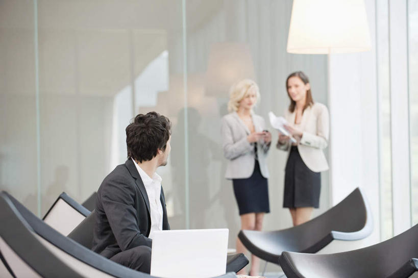 西方人,三个人,同事,商务人士,商务男性,商务女性,办公室,站,坐,横图,室内,白天,正面,衬衫,成功,合作,团队,集体,信心,电脑,笔记本电脑,台灯,椅子,照明,欧洲,欧洲人,握,阴影,套装,光线,网络,材料,档案,文件,影子,纸,墙,灯光,拿,拿着,注视,通讯设备,队伍,墙壁,墙面,灯,会议椅,手稿,资料,灯具,观察,看,站着,握着,观看,办公椅,证明,照亮,察看,无线,领导,照明设备,成就,关注,文档,通信设备,商务装,无线网络,合伙,领袖,无线上网,便携式电脑,工薪阶层,商务椅,培训椅,手提电脑,男人,男性,年轻男性,年轻女性,女人,女性,白种人,白领,上班族,站立,坐着,半身,彩图,衬衣