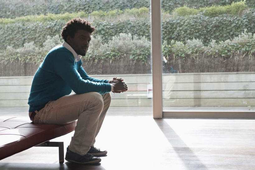 西方人,一个人,商务人士,商务男性,坐,横图,室内,白天,侧面,衬衫,植物,窗户,椅子,欧洲,非洲,黑人,欧洲人,仅一个男性,仅一个人,套装,服装,木椅,墙,注视,休闲装,玻璃窗,墙壁,墙面,树,树木,仅一个年轻男性,衣服,蓝色,绿色,自然,观察,看,休闲,休闲服,服饰,生长,成长,观看,察看,关注,商务装,工薪阶层,男人,男性,年轻男性,非洲人,白领,上班族,坐着,彩图,全身,衬衣