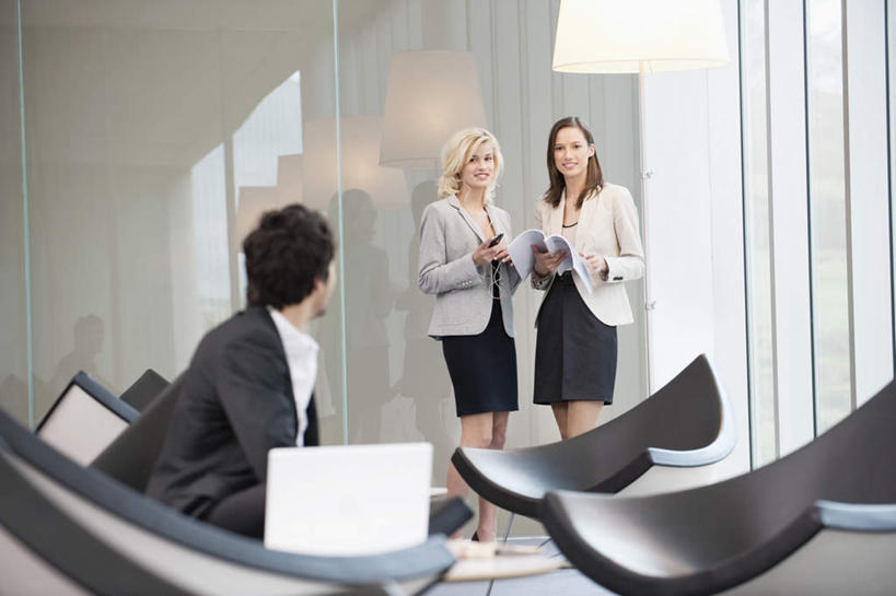 西方人,三个人,同事,商务人士,商务男性,商务女性,办公室,站,坐,横图,室内,白天,正面,衬衫,成功,合作,团队,集体,信心,电脑,笔记本电脑,台灯,椅子,照明,欧洲,欧洲人,握,阴影,套装,光线,网络,材料,档案,文件,影子,纸,墙,灯光,拿,拿着,注视,通讯设备,队伍,墙壁,墙面,灯,会议椅,手稿,资料,灯具,观察,看,站着,握着,观看,办公椅,证明,照亮,察看,无线,领导,照明设备,成就,关注,文档,通信设备,商务装,无线网络,合伙,领袖,无线上网,便携式电脑,工薪阶层,商务椅,培训椅,手提电脑,男人,男性,年轻男性,年轻女性,女人,女性,白种人,白领,上班族,站立,坐着,半身,彩图,衬衣