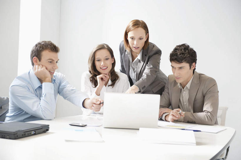 西方人,四个人,同事,商务人士,商务男性,商务女性,办公室,站,坐,说,横图,室内,白天,正面,衬衫,讨论,成功,合作,团队,集体,信心,电脑,笔记本电脑,家具,桌子,椅子,欧洲,欧洲人,弯腰,指,套装,开会,会议,网络,材料,档案,文件,纸,办公桌,墙,注视,方向,通讯设备,队伍,墙壁,墙面,会议椅,手稿,资料,观察,看,手势,站着,观看,办公椅,证明,察看,无线,领导,指向,食指,成就,关注,文档,通信设备,商务装,无线网络,合伙,领袖,无线上网,便携式电脑,工薪阶层,办公家具,弯身,商务椅,培训椅,交流,手提电脑,男人,男性,年轻男性,年轻女性,女人,女性,中年男性,白种人,白领,上班族,沟通,讲话,交谈,商讨,说话,谈话,站立,坐着,半身,彩图,衬衣