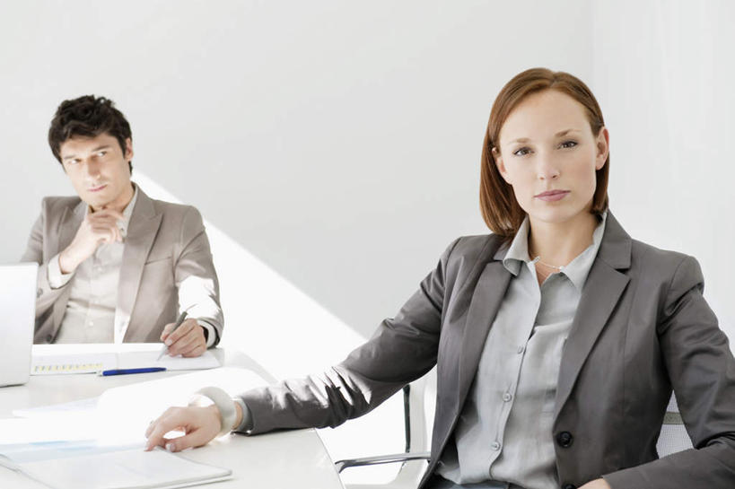 西方人,两个人,同事,商务人士,商务男性,商务女性,办公室,坐,横图,室内,白天,正面,衬衫,成功,合作,团队,集体,信心,家具,桌子,椅子,欧洲,欧洲人,撑,套装,材料,档案,文件,纸,办公桌,墙,托腮,注视,队伍,墙壁,墙面,会议椅,手稿,资料,观察,看,托,观看,办公椅,证明,察看,领导,成就,关注,托下巴,文档,商务装,合伙,领袖,工薪阶层,办公家具,商务椅,培训椅,男人,男性,年轻男性,年轻女性,女人,女性,白种人,白领,上班族,坐着,半身,彩图,衬衣