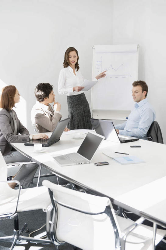 西方人,四个人,同事,商务人士,商务男性,商务女性,办公室,站,坐,说,竖图,室内,白天,正面,衬衫,讨论,成功,合作,团队,集体,信心,电脑,笔记本电脑,家具,桌子,椅子,欧洲,欧洲人,握,套装,开会,会议,网络,笔,材料,档案,文件,纸,办公桌,办公用品,拿,拿着,注视,通讯设备,队伍,水笔,文具,白板,会议椅,手稿,学习用品,资料,观察,看,站着,握着,观看,办公椅,文具用品,证明,察看,无线,领导,成就,关注,文档,通信设备,商务装,无线网络,记录板,合伙,领袖,无线上网,便携式电脑,工薪阶层,记事板,办公家具,商务椅,培训椅,交流,手提电脑,男人,男性,年轻男性,年轻女性,女人,女性,中年男性,白种人,白领,上班族,沟通,讲话,交谈,商讨,说话,谈话,站立,坐着,半身,彩图,衬衣