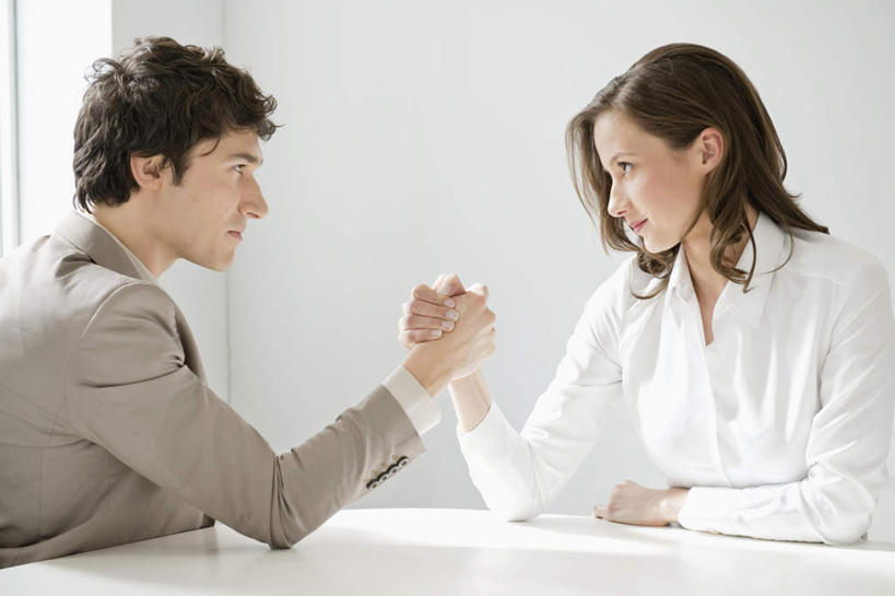 西方人,两个人,同事,商务人士,商务男性,商务女性,办公室,坐,横图,室内,白天,正面,衬衫,游戏,成功,比赛,合作,团队,集体,信心,家具,桌子,欧洲,欧洲人,套装,办公桌,墙,玩,注视,右手,娱乐,队伍,相视,墙壁,墙面,观察,看,休闲,面对面,力量,扳手腕,观看,活动,对视,察看,领导,掰手腕,互视,成就,发泄,关注,消遣,智力,相对,商务装,合伙,领袖,工薪阶层,相看,办公家具,宣泄,比力,较劲,扳手劲,手肘,较量,男人,男性,年轻男性,年轻女性,女人,女性,白种人,胳膊,手臂,白领,上班族,玩耍,嬉戏,坐着,半身,彩图,衬衣