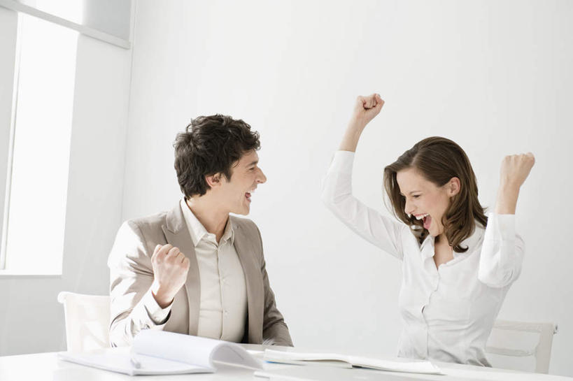 西方人,两个人,同事,商务人士,商务男性,商务女性,办公室,坐,举,笑,微笑,露齿笑,横图,室内,白天,正面,衬衫,成功,合作,团队,集体,信心,窗户,家具,桌子,欧洲,欧洲人,握,套装,材料,档案,文件,纸,办公桌,墙,注视,鼓励,队伍,玻璃窗,墙壁,墙面,手稿,资料,观察,加油,看,手势,托,握拳,打气,握着,观看,证明,察看,领导,成就,关注,鼓舞,文档,商务装,合伙,领袖,工薪阶层,办公家具,男人,男性,年轻男性,年轻女性,女人,女性,白种人,白领,上班族,举起,举手,举着,向上举,向上伸,向上托,坐着,半身,彩图,衬衣