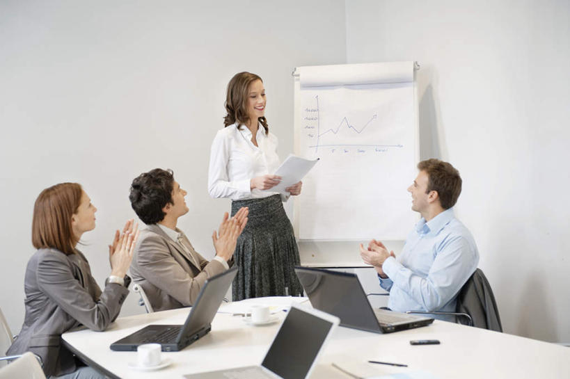 西方人,四个人,同事,商务人士,商务男性,商务女性,办公室,站,坐,说,横图,室内,白天,正面,衬衫,讨论,快乐,兴奋,骄傲,成功,胜利,合作,团队,集体,信心,电脑,笔记本电脑,家具,桌子,椅子,欧洲,欧洲人,击掌,握,套装,开会,会议,网络,笔,材料,档案,文件,纸,办公桌,办公用品,拿,拿着,注视,通讯设备,队伍,水笔,文具,白板,会议椅,手稿,学习用品,资料,观察,看,手势,站着,自信,握着,观看,办公椅,文具用品,证明,察看,无线,领导,成就,关注,文档,通信设备,商务装,无线网络,记录板,合伙,领袖,无线上网,便携式电脑,工薪阶层,记事板,办公家具,商务椅,培训椅,交流,手提电脑,男人,男性,年轻男性,年轻女性,女人,女性,中年男性,白种人,白领,上班族,沟通,讲话,交谈,拍手,商讨,说话,谈话,站立,坐着,半身,彩图,衬衣,欢乐,开心