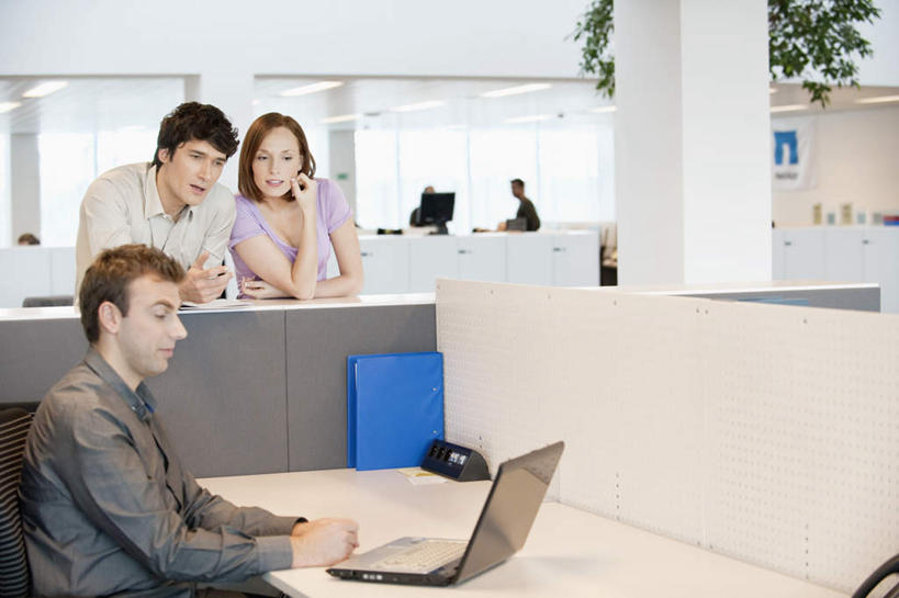 西方人,三个人,同事,商务人士,商务男性,商务女性,办公室,站,坐,横图,室内,白天,正面,衬衫,成功,合作,团队,集体,信心,电脑,笔记本电脑,窗户,家具,桌子,椅子,欧洲,欧洲人,撑,敲打,套装,网络,办公桌,墙,托腮,注视,输入,通讯设备,队伍,玻璃窗,墙壁,墙面,会议椅,打字,观察,看,托,站着,观看,点击,敲击,办公椅,察看,无线,领导,成就,关注,托下巴,通信设备,商务装,无线网络,合伙,领袖,无线上网,便携式电脑,工薪阶层,办公家具,商务椅,培训椅,按键,手提电脑,男人,男性,年轻男性,年轻女性,女人,女性,中年男性,白种人,白领,上班族,站立,坐着,半身,彩图,衬衣