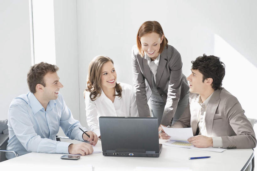 西方人,四个人,同事,商务人士,商务男性,商务女性,办公室,站,坐,说,横图,室内,白天,正面,衬衫,讨论,成功,合作,团队,集体,信心,电脑,笔记本电脑,家具,桌子,椅子,欧洲,欧洲人,弯腰,指,套装,开会,会议,网络,材料,档案,文件,纸,办公桌,墙,注视,方向,通讯设备,队伍,墙壁,墙面,会议椅,手稿,资料,观察,看,手势,站着,观看,办公椅,证明,察看,无线,领导,指向,食指,成就,关注,文档,通信设备,商务装,无线网络,合伙,领袖,无线上网,便携式电脑,工薪阶层,办公家具,弯身,商务椅,培训椅,交流,手提电脑,男人,男性,年轻男性,年轻女性,女人,女性,中年男性,白种人,白领,上班族,沟通,讲话,交谈,商讨,说话,谈话,站立,坐着,半身,彩图,衬衣