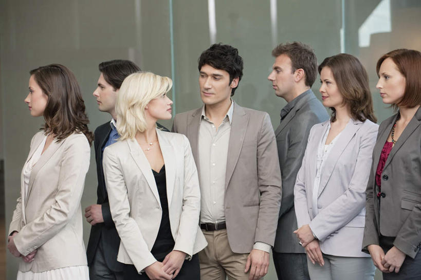 西方人,同事,商务人士,商务男性,商务女性,站,笑,双手交叉,微笑,露齿笑,横图,室内,白天,正面,衬衫,成功,合作,团队,集体,信心,窗户,落地窗,欧洲,欧洲人,一排,套装,整齐,许多人,注视,队伍,玻璃窗,排列,观察,看,站着,一群人,观看,察看,领导,成就,队列,关注,商务装,合伙,领袖,工薪阶层,男人,男性,年轻男性,年轻女性,女人,女性,中年男性,中年女性,白种人,白领,上班族,十字手,站立,半身,彩图,衬衣