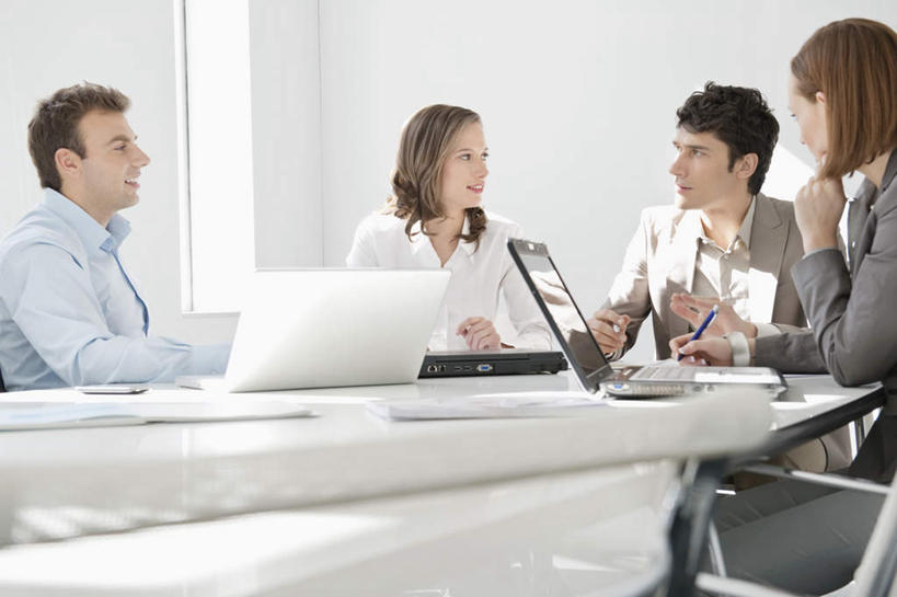 西方人,四个人,同事,商务人士,商务男性,商务女性,办公室,坐,说,横图,室内,白天,正面,衬衫,讨论,成功,合作,团队,集体,信心,电脑,笔记本电脑,家具,桌子,椅子,欧洲,欧洲人,握,套装,开会,会议,网络,笔,材料,档案,文件,纸,办公桌,办公用品,拿,拿着,注视,通讯设备,队伍,水笔,文具,会议椅,手稿,学习用品,资料,观察,看,握着,观看,办公椅,文具用品,证明,察看,无线,领导,成就,关注,文档,通信设备,商务装,无线网络,合伙,领袖,无线上网,便携式电脑,工薪阶层,办公家具,商务椅,培训椅,交流,手提电脑,男人,男性,年轻男性,年轻女性,女人,女性,中年男性,白种人,白领,上班族,沟通,讲话,交谈,商讨,说话,谈话,坐着,半身,彩图,衬衣