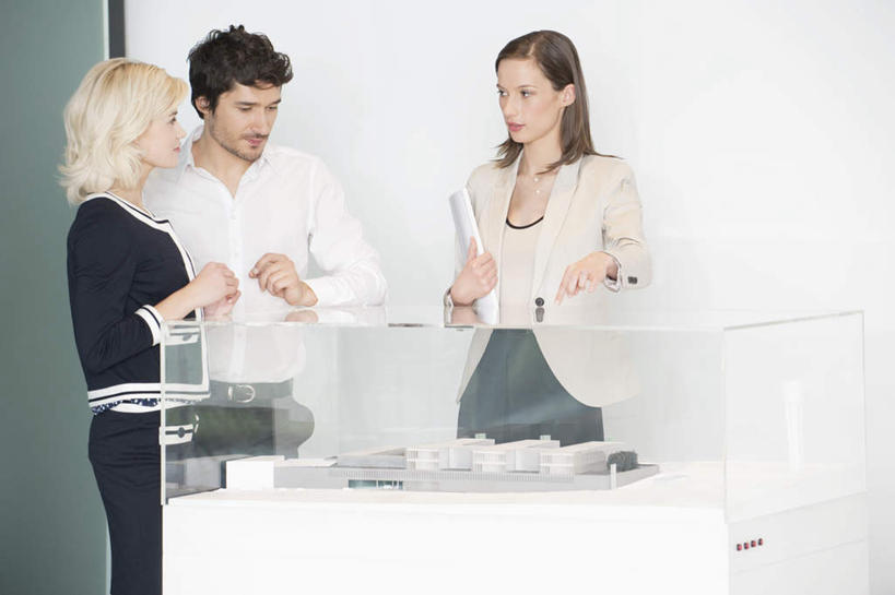 西方人,三个人,同事,商务人士,商务男性,商务女性,站,横图,室内,白天,正面,衬衫,成功,合作,团队,集体,信心,欧洲,欧洲人,指,套装,立体,空间,材料,档案,文件,纸,墙,注视,方向,队伍,墙壁,墙面,模型,手稿,资料,观察,看,手势,站着,规划,观看,证明,察看,领导,指向,食指,成就,关注,文档,商务装,合伙,领袖,工薪阶层,直观,建筑模型,建筑设计,男人,男性,年轻男性,年轻女性,女人,女性,白种人,白领,上班族,设计,站立,半身,彩图,衬衣