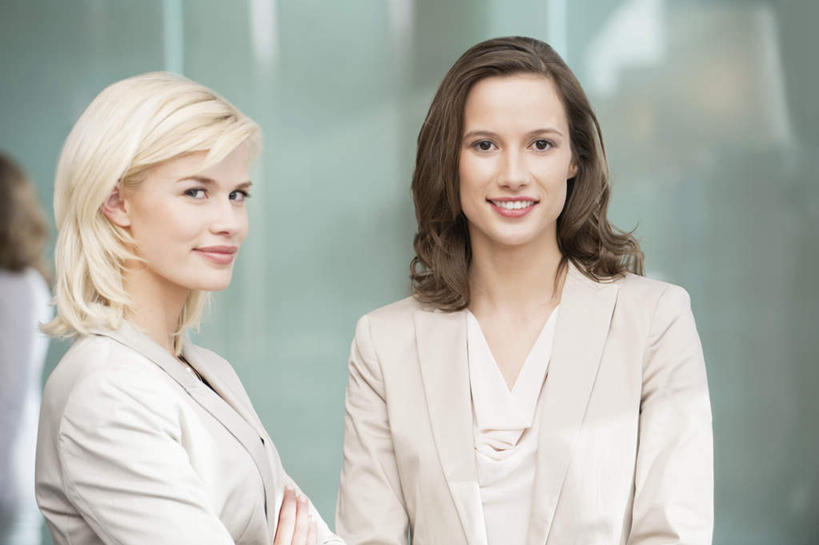 西方人,两个人,同事,商务人士,商务女性,站,笑,双手交叉,微笑,露齿笑,横图,室内,白天,正面,成功,合作,团队,集体,信心,欧洲,欧洲人,套装,朦胧,模糊,墙,注视,队伍,墙壁,墙面,观察,看,站着,观看,察看,领导,双手抱胸,成就,关注,商务装,合伙,领袖,工薪阶层,年轻女性,女人,女性,白种人,白领,上班族,站立,半身,彩图