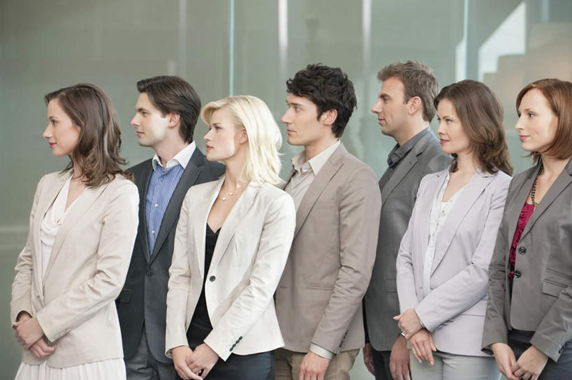 西方人,同事,商务人士,商务男性,商务女性,站,笑,双手交叉,微笑,露齿笑,横图,室内,白天,正面,衬衫,成功,合作,团队,集体,信心,窗户,落地窗,欧洲,欧洲人,一排,套装,整齐,许多人,注视,队伍,玻璃窗,排列,观察,看,站着,一群人,观看,察看,领导,成就,队列,关注,商务装,合伙,领袖,工薪阶层,男人,男性,年轻男性,年轻女性,女人,女性,中年男性,中年女性,白种人,白领,上班族,十字手,站立,半身,彩图,衬衣