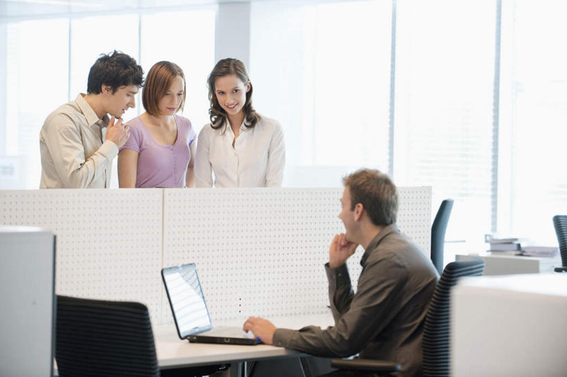 西方人,四个人,同事,商务人士,商务男性,商务女性,办公室,站,坐,横图,室内,白天,正面,衬衫,成功,合作,团队,集体,信心,电脑,笔记本电脑,窗户,家具,桌子,椅子,欧洲,欧洲人,套装,网络,办公桌,墙,注视,通讯设备,队伍,玻璃窗,墙壁,墙面,会议椅,观察,看,站着,观看,一台,办公椅,察看,无线,领导,成就,关注,通信设备,商务装,无线网络,合伙,领袖,无线上网,便携式电脑,工薪阶层,办公家具,商务椅,培训椅,手提电脑,男人,男性,年轻男性,年轻女性,女人,女性,中年男性,白种人,白领,上班族,站立,坐着,半身,彩图,衬衣