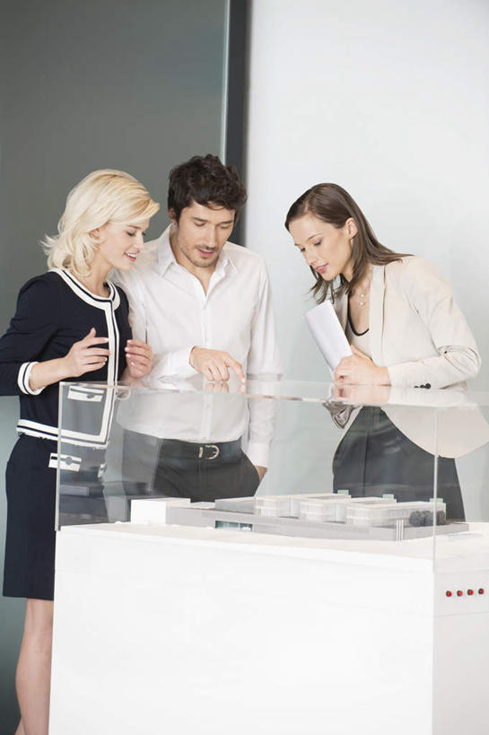 西方人,三个人,同事,商务人士,商务男性,商务女性,站,竖图,室内,白天,正面,衬衫,成功,合作,团队,集体,信心,欧洲,欧洲人,握,套装,立体,空间,材料,档案,文件,纸,墙,拿,拿着,注视,队伍,墙壁,墙面,模型,手稿,资料,观察,看,站着,规划,握着,观看,证明,察看,领导,成就,关注,文档,商务装,合伙,领袖,工薪阶层,直观,建筑模型,建筑设计,男人,男性,年轻男性,年轻女性,女人,女性,白种人,白领,上班族,设计,站立,半身,彩图,衬衣