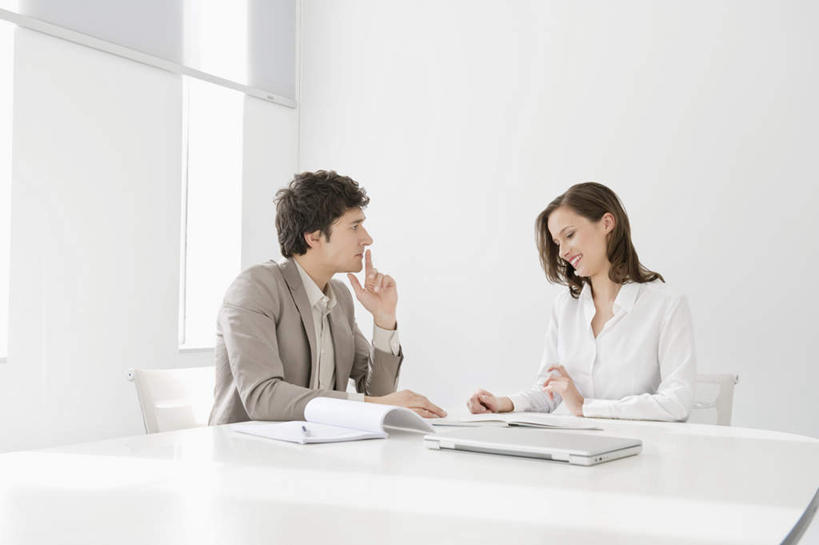 西方人,两个人,同事,商务人士,商务男性,商务女性,办公室,坐,笑,微笑,露齿笑,横图,室内,白天,正面,衬衫,成功,合作,团队,集体,信心,电脑,笔记本电脑,窗户,家具,桌子,椅子,欧洲,欧洲人,撑,套装,网络,材料,档案,文件,纸,办公桌,墙,托腮,注视,通讯设备,队伍,玻璃窗,墙壁,墙面,会议椅,手稿,资料,观察,看,托,观看,办公椅,证明,察看,无线,领导,成就,关注,托下巴,文档,通信设备,商务装,无线网络,合伙,领袖,无线上网,便携式电脑,工薪阶层,办公家具,商务椅,培训椅,手提电脑,男人,男性,年轻男性,年轻女性,女人,女性,白种人,白领,上班族,坐着,半身,彩图,衬衣