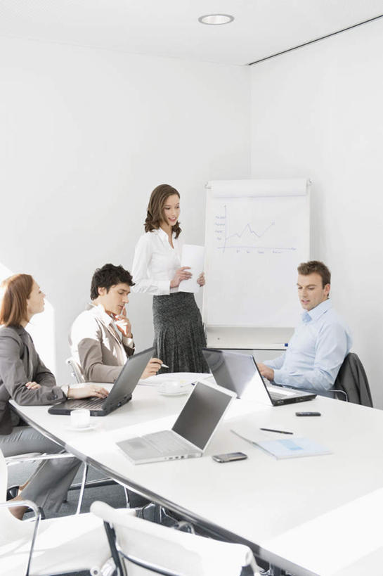 西方人,四个人,同事,商务人士,商务男性,商务女性,办公室,站,坐,说,竖图,室内,白天,正面,衬衫,讨论,快乐,兴奋,骄傲,成功,胜利,合作,团队,集体,信心,电脑,笔记本电脑,家具,桌子,椅子,欧洲,欧洲人,击掌,握,套装,开会,会议,网络,笔,材料,档案,文件,纸,办公桌,办公用品,拿,拿着,注视,通讯设备,队伍,水笔,文具,白板,会议椅,手稿,学习用品,资料,观察,看,手势,站着,自信,握着,观看,办公椅,文具用品,证明,察看,无线,领导,成就,关注,文档,通信设备,商务装,无线网络,记录板,合伙,领袖,无线上网,便携式电脑,工薪阶层,记事板,办公家具,商务椅,培训椅,交流,手提电脑,男人,男性,年轻男性,年轻女性,女人,女性,中年男性,白种人,白领,上班族,沟通,讲话,交谈,拍手,商讨,说话,谈话,站立,坐着,半身,彩图,衬衣,欢乐,开心