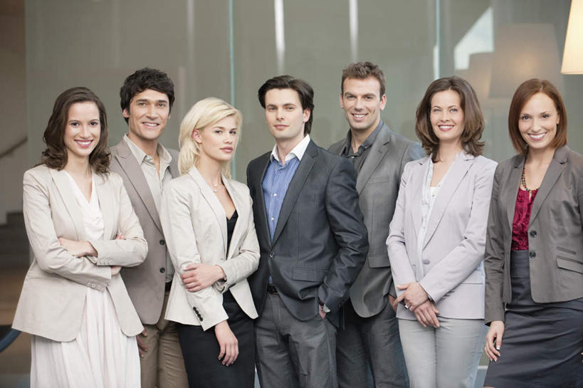 西方人,同事,商务人士,商务男性,商务女性,站,笑,双手交叉,微笑,露齿笑,横图,室内,白天,正面,衬衫,成功,合作,团队,集体,信心,窗户,落地窗,欧洲,欧洲人,一排,套装,整齐,许多人,注视,队伍,玻璃窗,排列,观察,看,站着,一群人,观看,察看,领导,双手抱胸,双手插袋,成就,队列,关注,商务装,手插袋,合伙,领袖,工薪阶层,双手抄兜,双手放兜,男人,男性,年轻男性,年轻女性,女人,女性,中年男性,中年女性,白种人,白领,上班族,插兜,两手抄兜,两手放兜,十字手,手插兜,手放口袋,站立,半身,彩图,衬衣,手抄兜